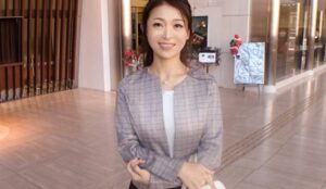 「こんなこと…外で誘われたら断れないよ…」劇場前で人妻が豹変【今日子 44歳 主婦】01