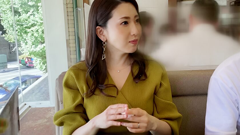 マジで堪らん…旦那の前でバック突きされながらフェラ奉仕【ヒカリ 32歳 巨乳妻】01