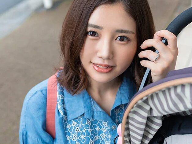 家族の目の前で人妻熟女が欲望を抑えきれず快感に堕ちていく背徳感01