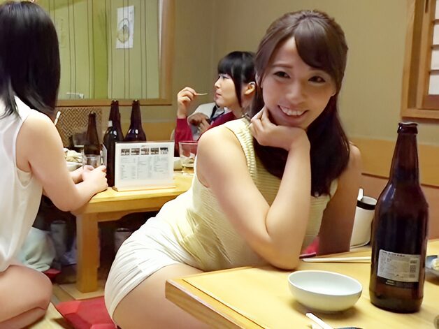 欲求不満の人妻が快感に崩れ落ちる同窓会不倫の一夜01