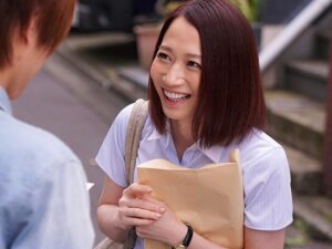 「母の友人が元カノ？」人妻と熟女の再会に息子も赤面01
