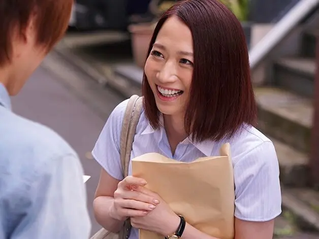 「母の友人が元カノ?」人妻と熟女の再会に息子も赤面01