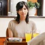 欲求不満の熟女ママが一線を越え根元まで貫かれる瞬間01
