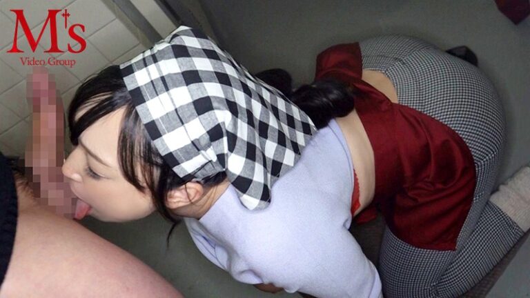 スーパー裏口で母乳好き大学生に人妻熟女がミルクサーバー扱いされて02